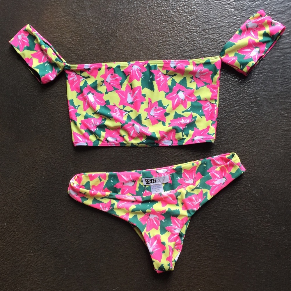 BEACH RIOT bikini 🌸